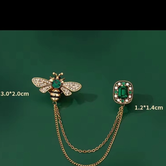 Vintage Bee Crystal Chain Brooch | Green Gem Lapel Pin | Elegant Gold Accessory - Picture 6 of 8